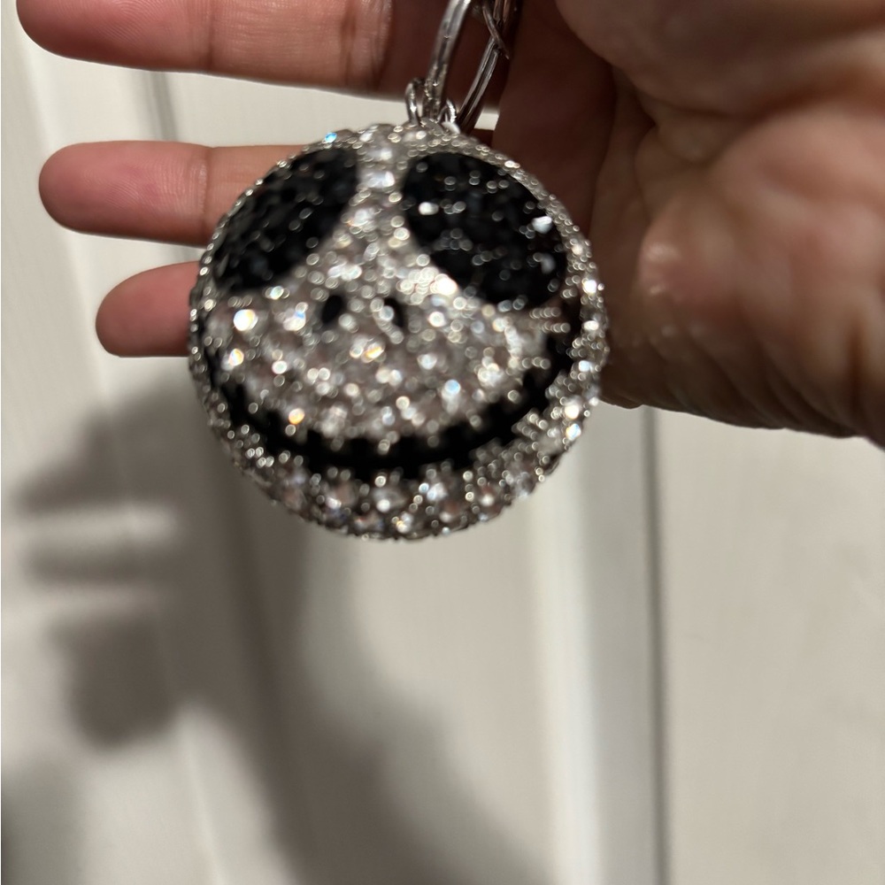 Sparkling Skull Keychain - Picture 5 of 7